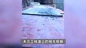 驴友无防护擅闯未完工悬崖栈道，脚下是万丈深渊：地面还是镂空的