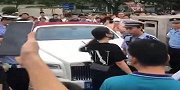 北京一孕妇驾劳斯莱斯堵医院应急通道 司机对峙交警拒绝挪车