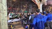 申花国安球迷赛后爆发冲突 一申花球迷倒地捂脸