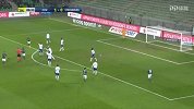 第8分钟斯特拉斯堡球员斯特凡·米特罗维奇手球
