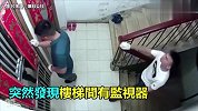 撬铁门撬不开！笨贼发现监控器，猪队友的神举动笑翻网友！