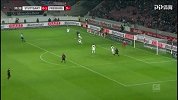 第30分钟弗赖堡球员格里福盘带突破