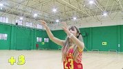 《哥哥们的运动》萌妹子上演灌篮高手，惨遭恶作剧惩罚