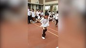 小学生跳绳大赛太激烈 裤子掉了都来不及提