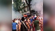 巴黎大街水泄不通庆祝晋级 燃放焰火球迷太疯狂