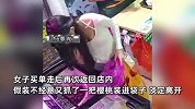 女子在水果店挑樱桃吃了8分钟，最后买了十几块钱的，买完单又抓一把