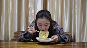 美女试吃温州特色美食“大饼”，吃了一个我就表示吃不下了