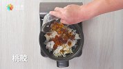 美白+去黑眼圈，快试试桃胶红枣莲子炖银耳