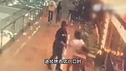 女店员遭男子骚扰激烈反抗，反被其疯狂掌掴脚踹，男店长飞身阻止