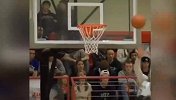 篮球-17年-鲨鱼后继有人！美国业余比赛再现扣碎篮板-专题