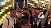 C罗随队抵达香港下榻酒店 周围挤满了球迷