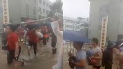 湖北黄梅暴雨百余名考生被困 学生穿泳裤进高考考场