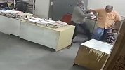 监控曝光：女子只因要求男同事戴口罩 竟遭其拽头发用铁棍暴打