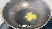 把鸡血倒进鸡肉中，瞬间变成1道已失传的名菜，不是血鸭而是血鸡