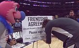 打遍NBA吉祥物的男人！雄鹿官方发小洛暴打吉祥物视频