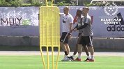 英超-1718赛季-曼联赛季集训开始 卢卡库参与合练神态轻松-专题