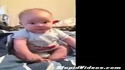 搞笑-20120321-小baby从小就是演技派的
