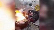 两女子生日宴被疯狂喷洒粉末 遇火燃爆被火包围