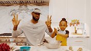 《NBA传声筒》詹姆斯爱女亲做能量球 父女互动满满都是爱