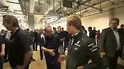 F1-13赛季-梅塞德斯双雄驾临奔驰工厂 亲手参与新部件组装-花絮