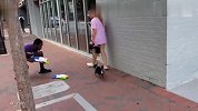 小哥邀请路人水枪大战 被误会多次后 终于遇上志同道合的伙伴
