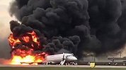 俄罗斯迫降起火客机舱内画面：大火包裹机舱 乘客惊慌尖叫