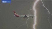 惊险!澳大利亚客机与闪电-擦身而过-瞬间