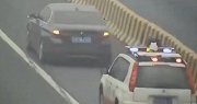 宝马女司机高速上肆无忌惮的倒车，交警用行动教她怎么做人