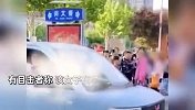 女子学校门口驾车冲撞交警，口吐唾沫迅速驾车离开，警方回应
