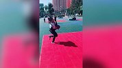 扣篮原来都是从小练的 这位学生的动作让人想起了一位CBA名宿