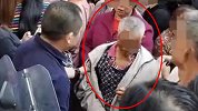 65岁老人当街欲拐骗小孩被众人围堵 警方：已带走调查