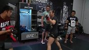 UFC第248期：能否KO取胜呢？张伟丽热身轻松惬意自信满满
