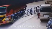 货车失控冲来，男子居然还慢悠悠躲避，结果可想而知！