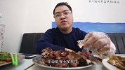 别人都不吃的鸡骨头，东北大爷做成菜卖疯了，收入秒杀公务员