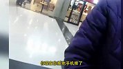 网瘾少年手机被砸，候车大厅当众怒打母亲：手机是他的命！