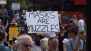 英国民众抗议政府强制戴口罩 街头高举标语：口罩就是嘴套！