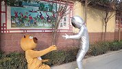 奥特曼真人版：外星人入侵抢熊大零食吃，迪迦赶来，一拳击灭了他