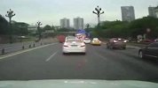 疑刹车失灵！大货车“打保龄球式”一路连撞数十台小车多车受损