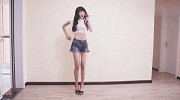 最近这个美女火了，穿高跟鞋跳舞，对这性感的大长腿毫无抵抗力！
