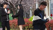 当男生收到陌生姑娘的玫瑰花，他们的反应太出乎意料了