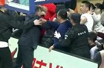 江苏主教练与球迷冲突始末：该球迷多次向芬森竖中指并骂贝帅家属