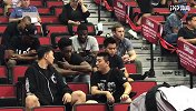 老熟人!在NBA试训的左朕年与前队友富兰克林一同看夏季联赛