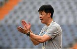 PP体育在现场山东鲁能公开训练课 李霄鹏面色凝重颠球缓解