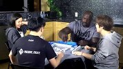 篮球-17年-奥尼尔与刘语熙打麻将 大喊九条眼神犀利-花絮