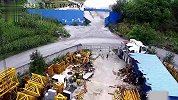 渣土车刹车失灵冲入砂场，瞬间撞塌2层办公楼，司机还在ICU