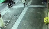 玻璃窗碎片突然从天而降 女子瞬间用身体紧紧护住小孩