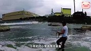 小哥来到废弃池塘，化身捕鱼高手，第一网就捕到几百条鱼
