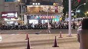 福建一女子手持镰刀 匕首在商场门口“练功”警方出动将其控制