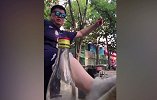 一个视频两个热点 著名NBA解说踢瓶盖失败后惨淡收拾垃圾