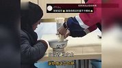 老人牙口不好吃面难，邻桌穿校服少年主动上前，举动太戳心